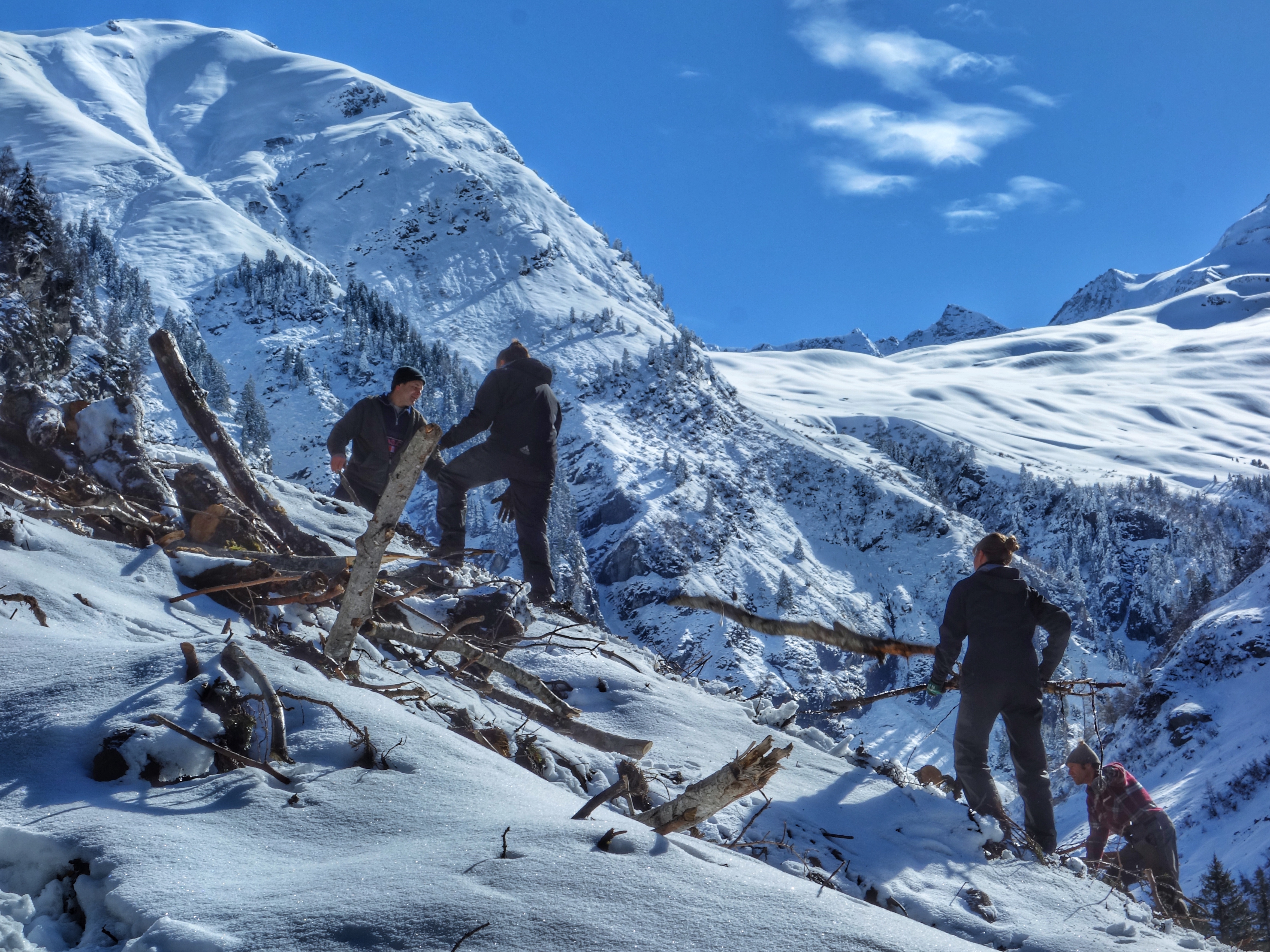 Der schneereiche Winter hat auf der Flittneralm viel Schaden angerichtet. Mithilfe der freiwilligen Helfer der "Schule der Alm" konnte die Alm jedoch im Sommer wieder eröffnen. © Schule der Alm/Werner Kräutler