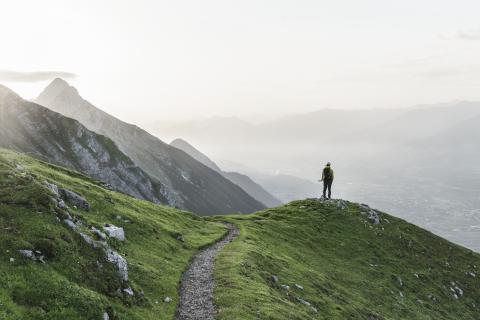 Wanderer mit Blick auf Innsbruck