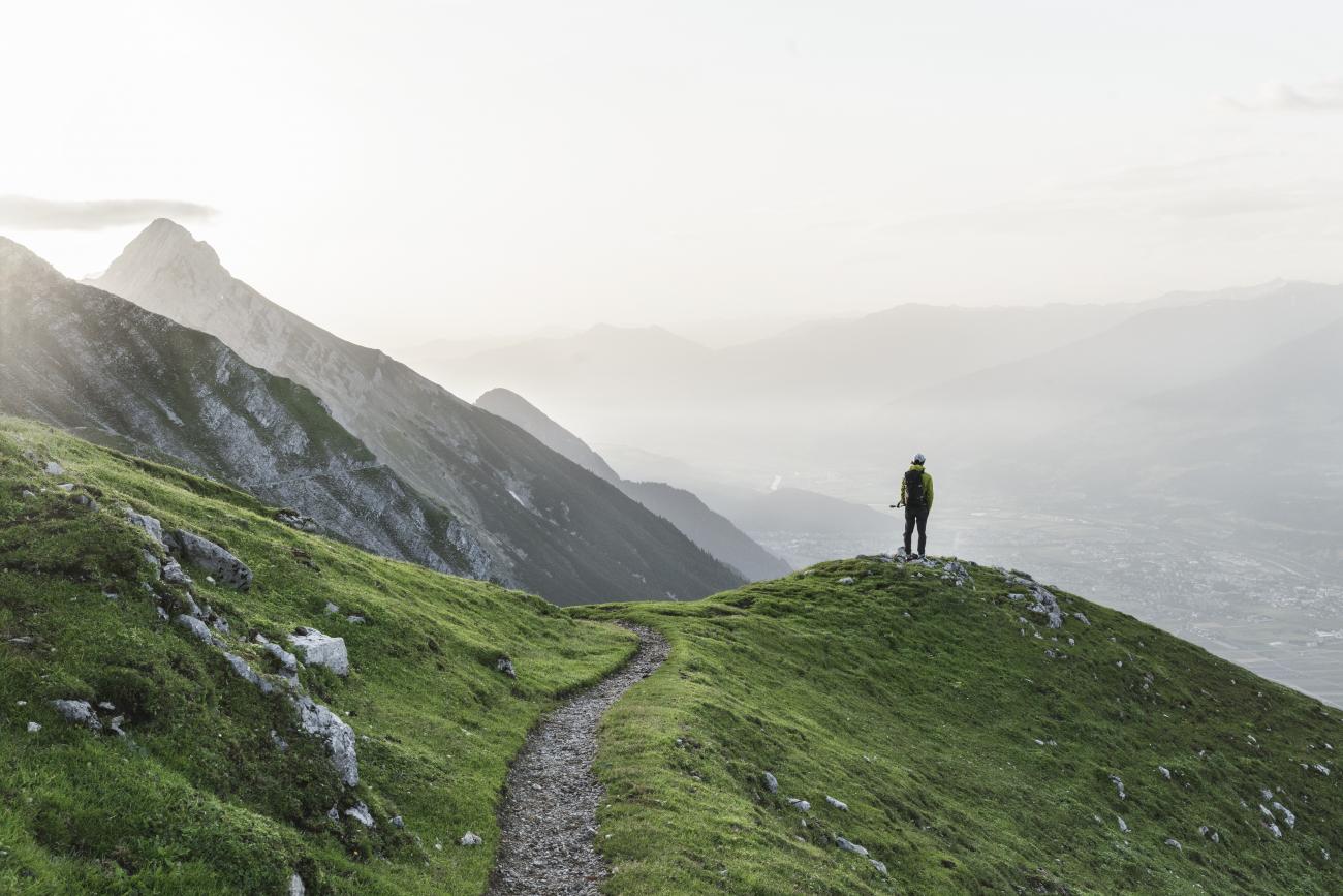 Wanderer mit Blick auf Innsbruck